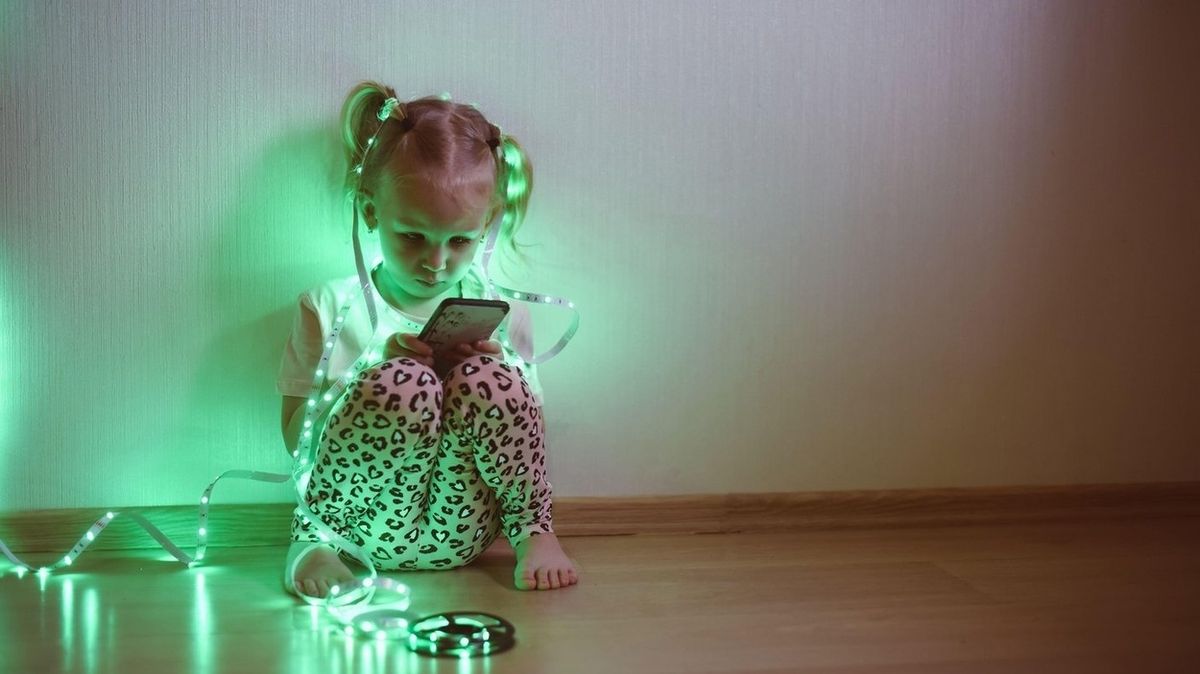 Mobil pod stromečkem udělá dítěti radost, ale pozor na hrozby internetu